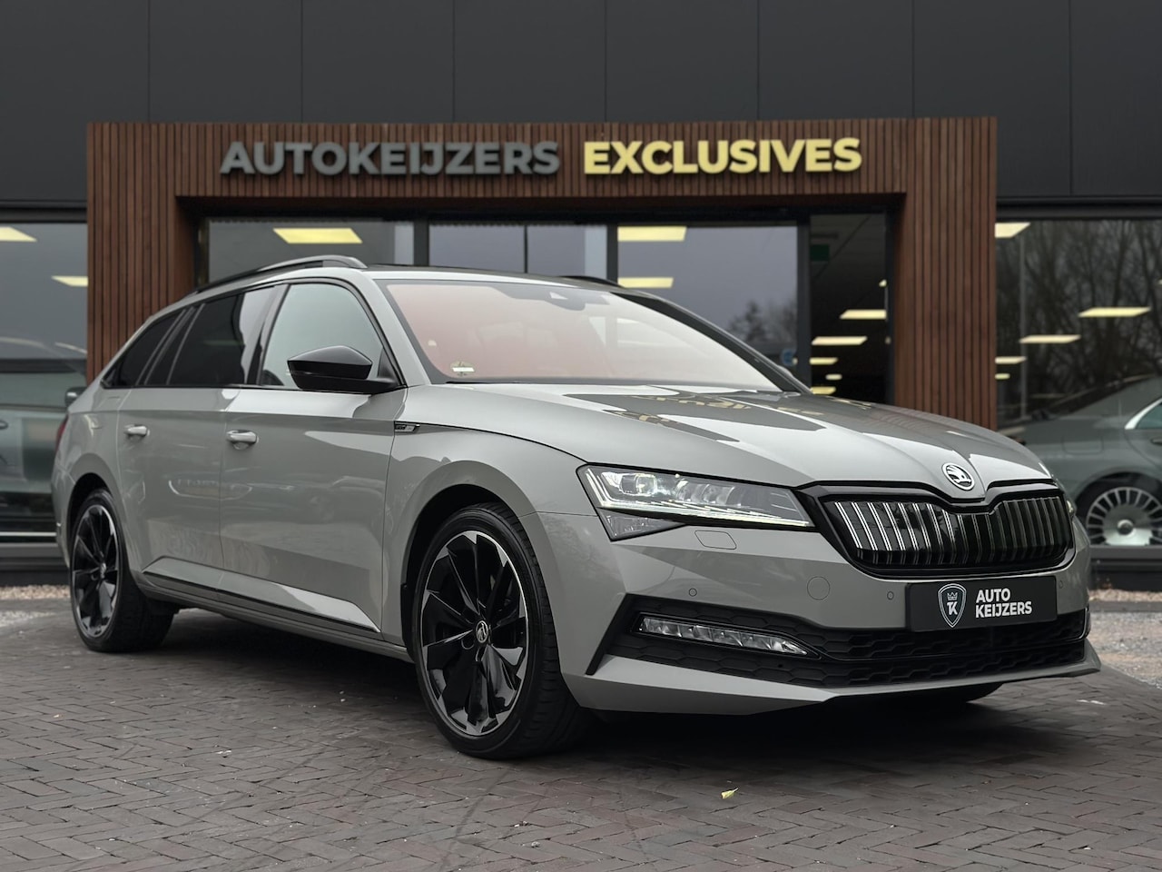 Skoda Superb Combi - 1.4 TSI iV Sportline Business Panoramadak Adapt. Cruise LED Standkachel Trekhaak 19''LM - AutoWereld.nl