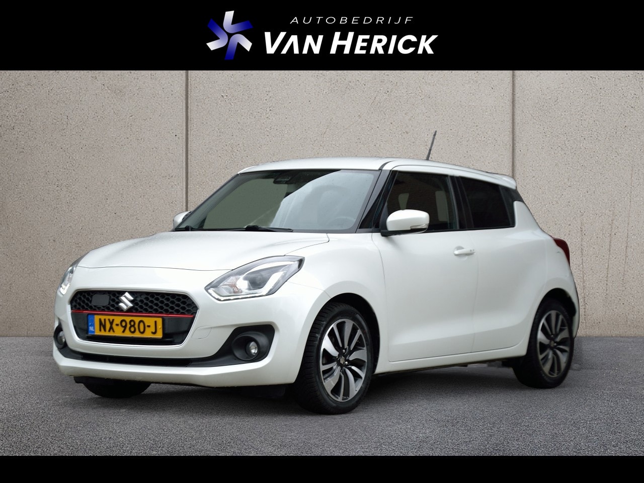 Suzuki Swift - 1.0 Stijl Smart Hybrid 112PK | Xenon | Camera | Navi | Compleet - AutoWereld.nl