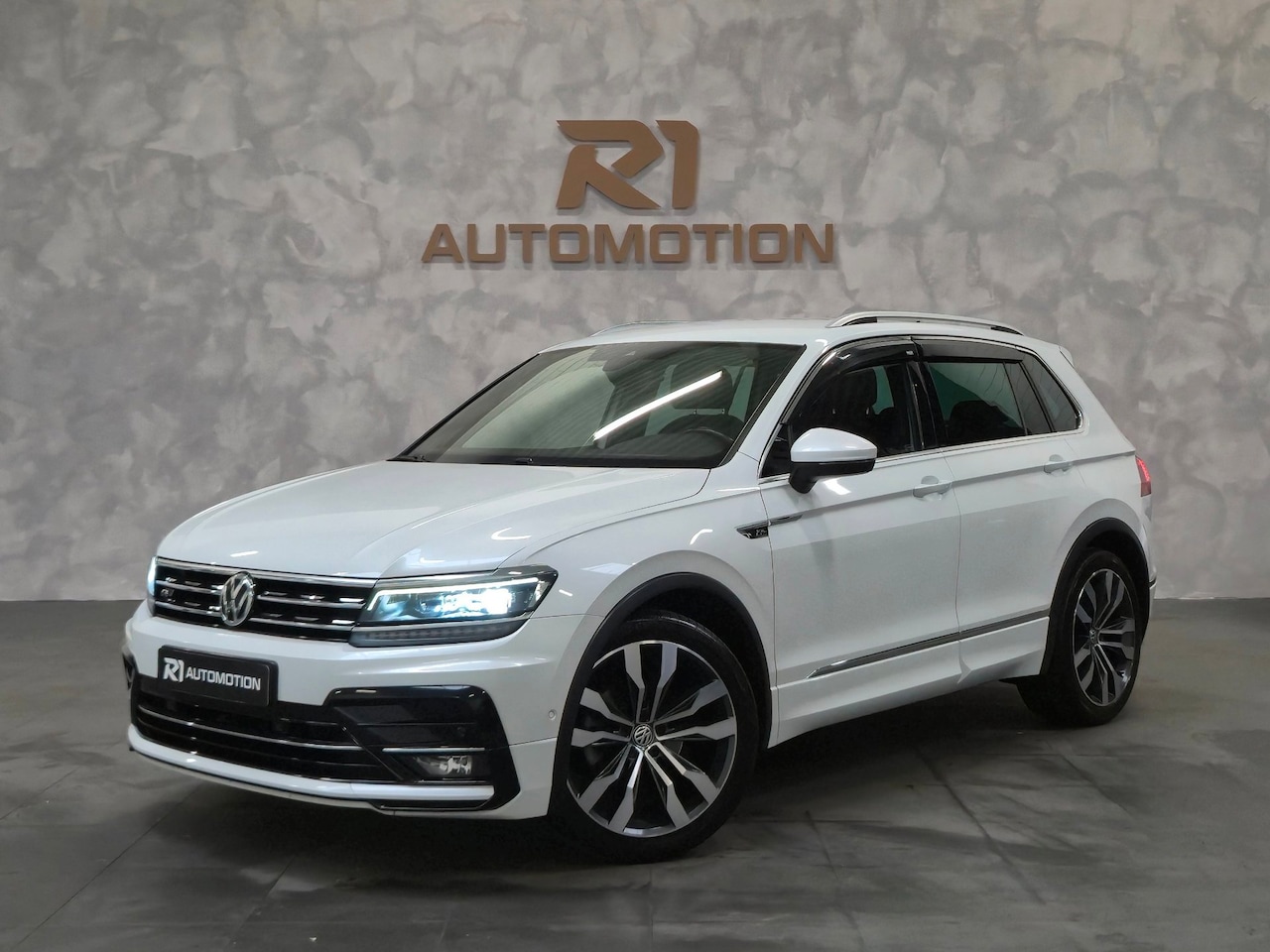 Volkswagen Tiguan - 1.4 TSI Comfortline Business R|CAMERA|KEYLESS|LEDER|DIGITAL DASH|AIRCO|ACC|ELEKTR KLEP|20" - AutoWereld.nl