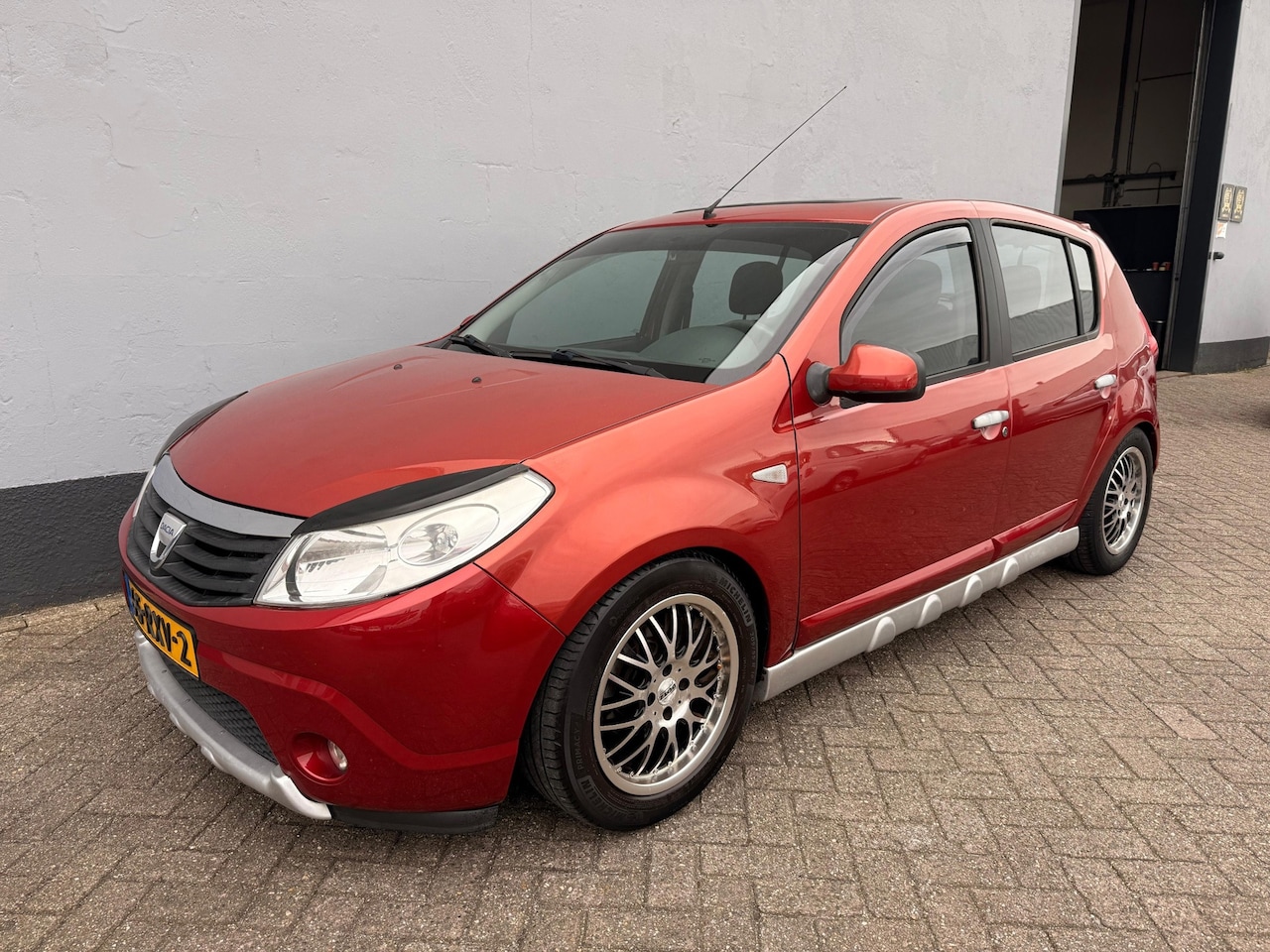 Dacia Sandero - 1.2 Lauréate - Airco - LMV - AutoWereld.nl