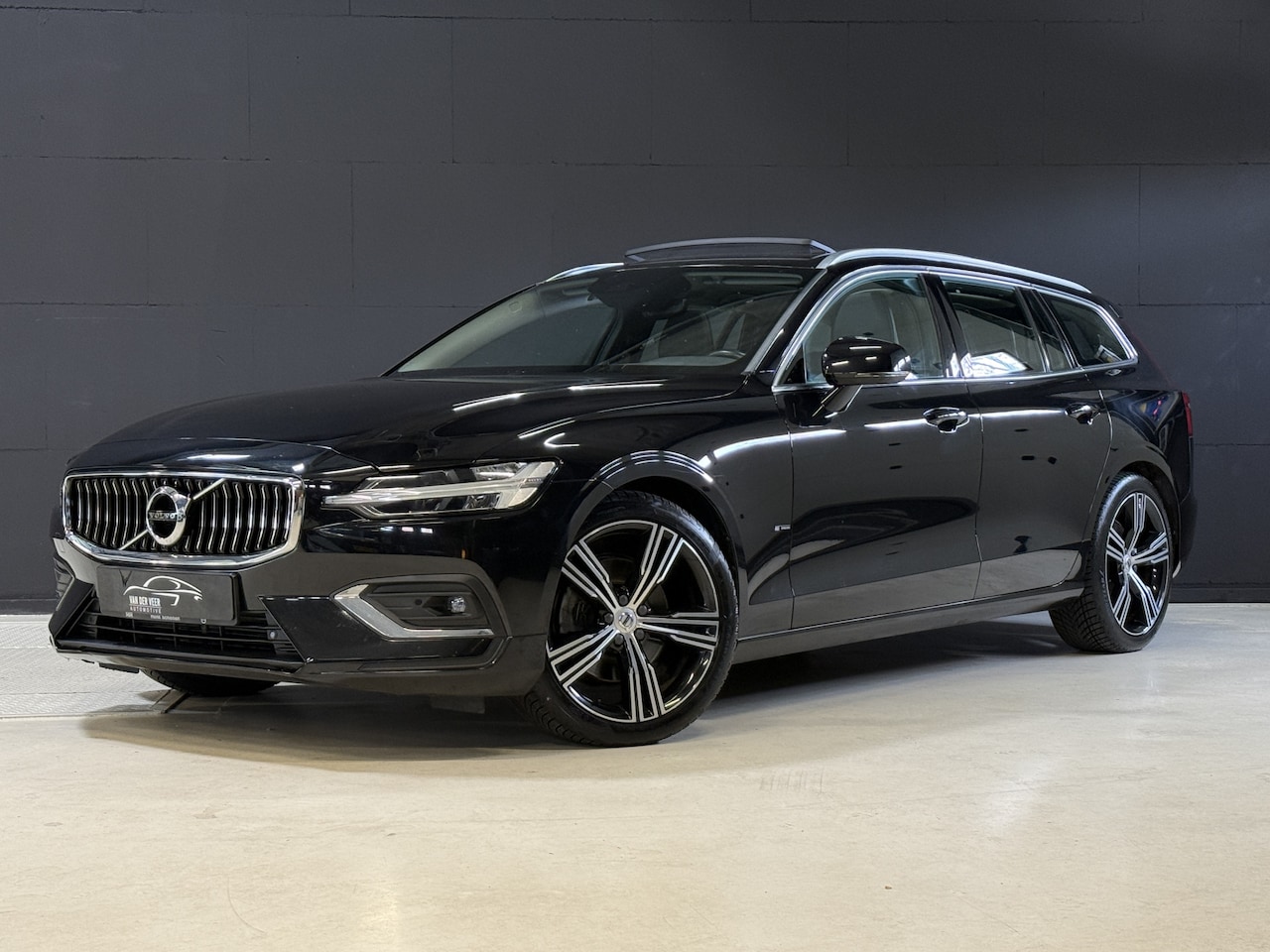Volvo V60 - 2.0 B3 R-Design | Trekhaak | Panoramadak | Apple Carplay | Leder - AutoWereld.nl