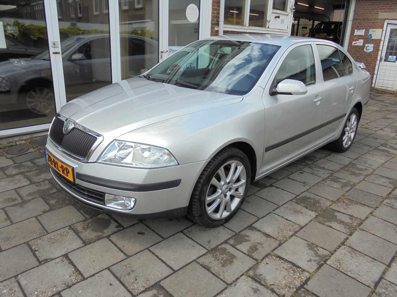 Skoda Octavia - 1.6 Ambiente Airconditioning, Cruise Controle, Parkeersensoren - AutoWereld.nl