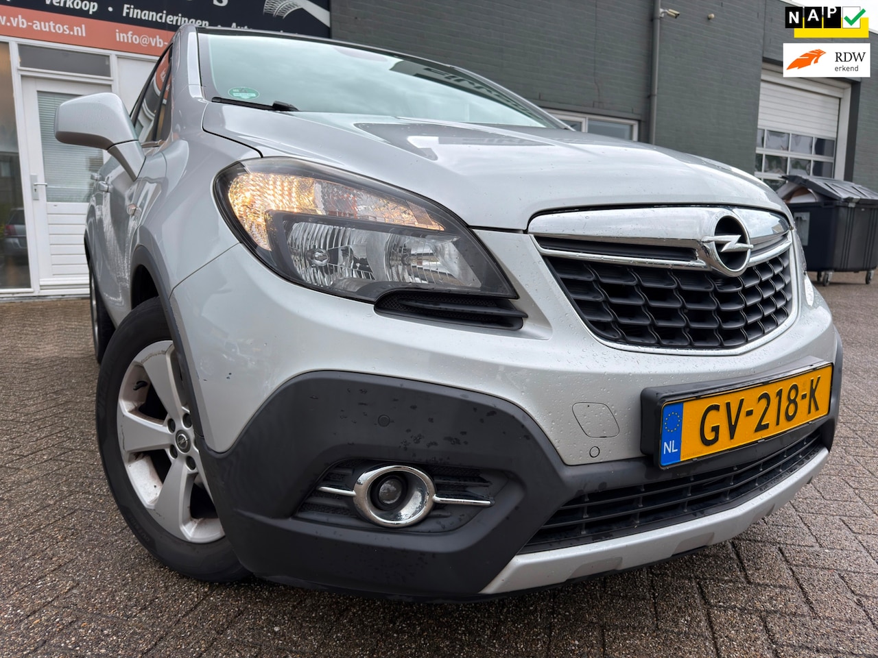 Opel Mokka - 1.4 T Cosmo van 2de Eig met parkeersensoren en trekhaak en bluetooth telefoon en cruise co - AutoWereld.nl