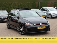 Volkswagen Golf - 2.0 TSI GTI / Panoramadak / Camera / Navigatie / 19'' / Dodehoek / CarPlay / Stoelverwarmi