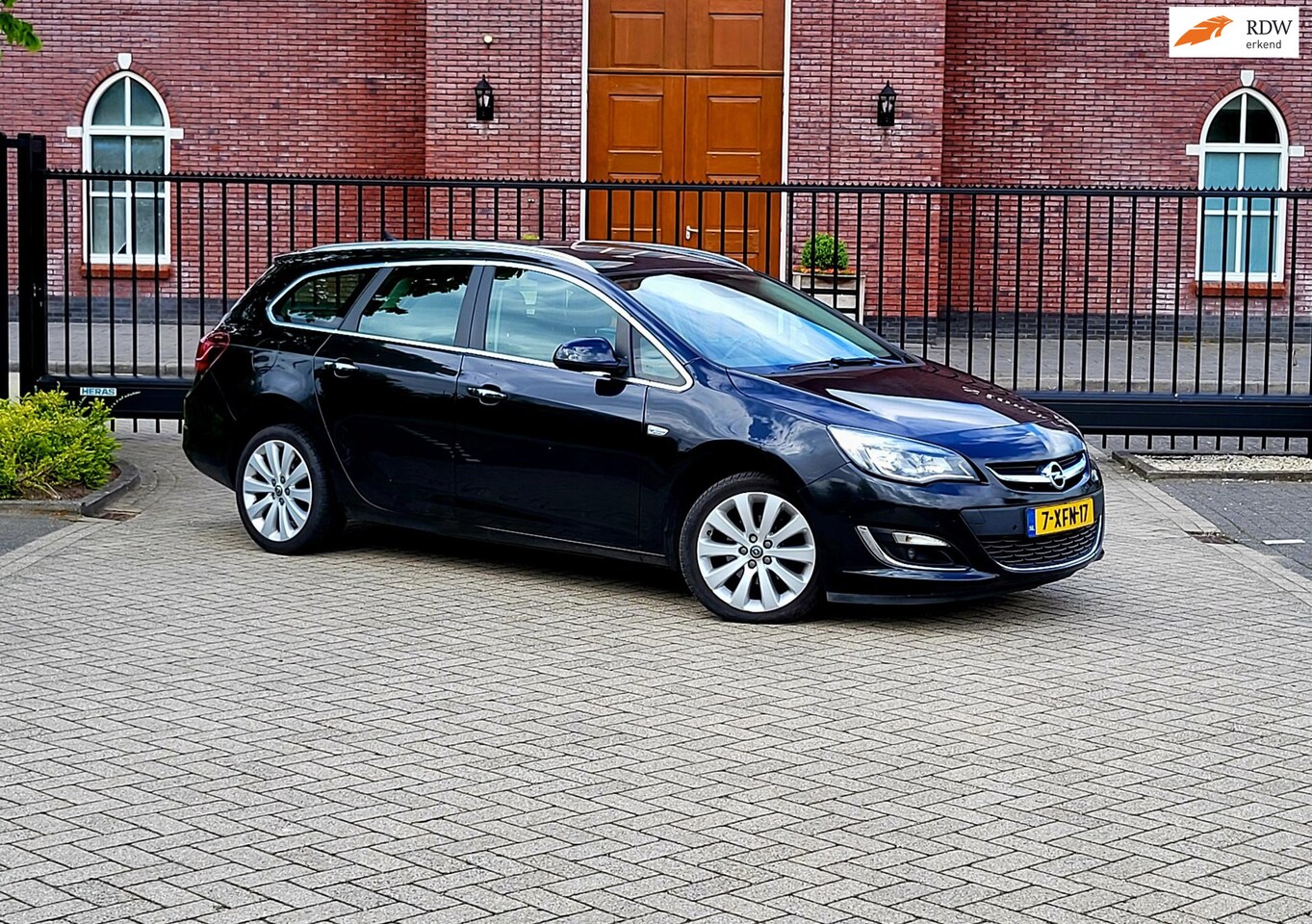 Opel Astra Sports Tourer - 1.4 Turbo Cosmo / Airco / Navi / Pdc / Half Leer / Trekhaak - AutoWereld.nl