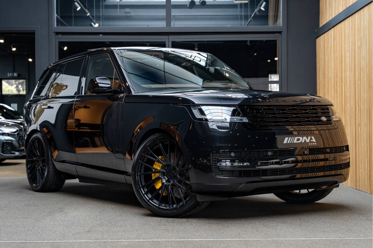 Land Rover Range Rover - P550e Autobiography 24" Blackpack Yellow Details 3.0 P550e Autobiography PHEV - AutoWereld.nl