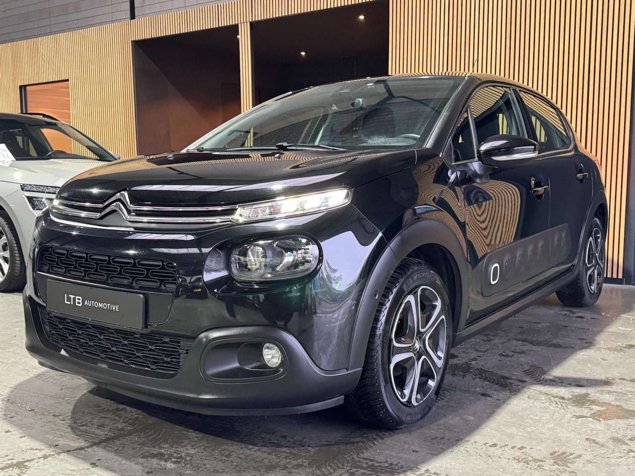 Citroën C3 - 1.2 PureTech S&S Shine Camera|Airco|Navi|Carplay|APK - AutoWereld.nl