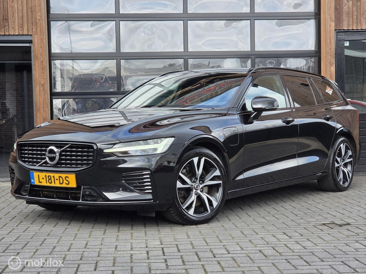 Volvo V60 - 2.0 T6 RECHARGE AWD R-DESIGN ACC CAMERA TREKHAAK - AutoWereld.nl