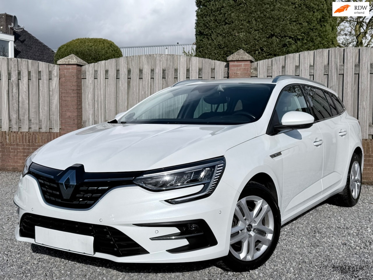Renault Mégane Estate - 1.3 TCe 140 Techno STOELSTUUR VERWARMING P CAMERA 360 NAVI CLIMA - AutoWereld.nl