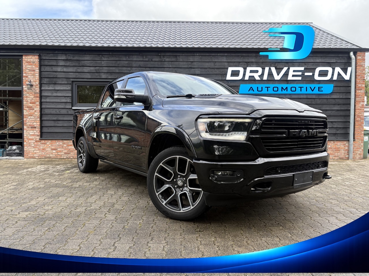 Dodge Ram 1500 - 5.7 V8 4x4 - Laramie - Marge - Pano - Groot scherm - AutoWereld.nl