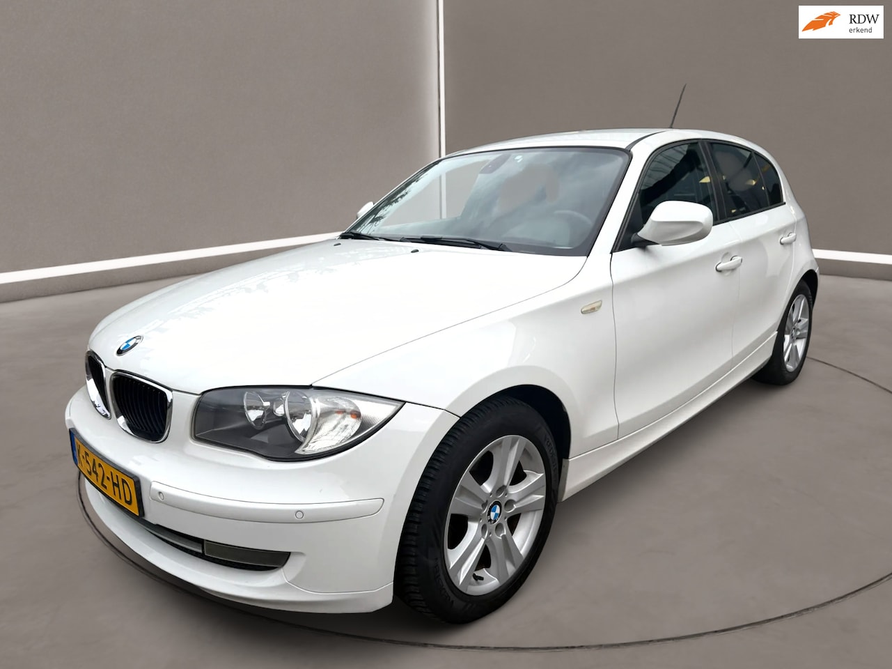 BMW 1-serie - 116i High Executive 122 Pk Airco Pdc Nap - AutoWereld.nl