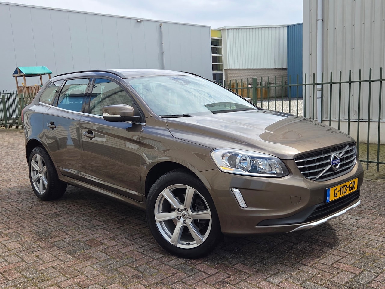 Volvo XC60 - 2.0 D4 FWD Momentum *Automaat*Trekhaak*Navigatie - AutoWereld.nl