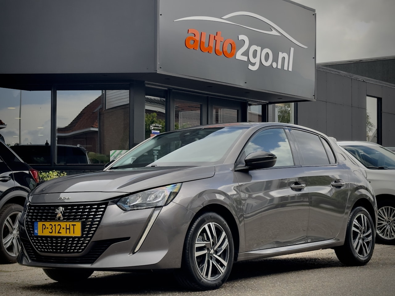 Peugeot 208 - 1.2 AUT8 ALLURE NAVI AIRCO APPLE-CARPLAY LED LMV PDC - AutoWereld.nl