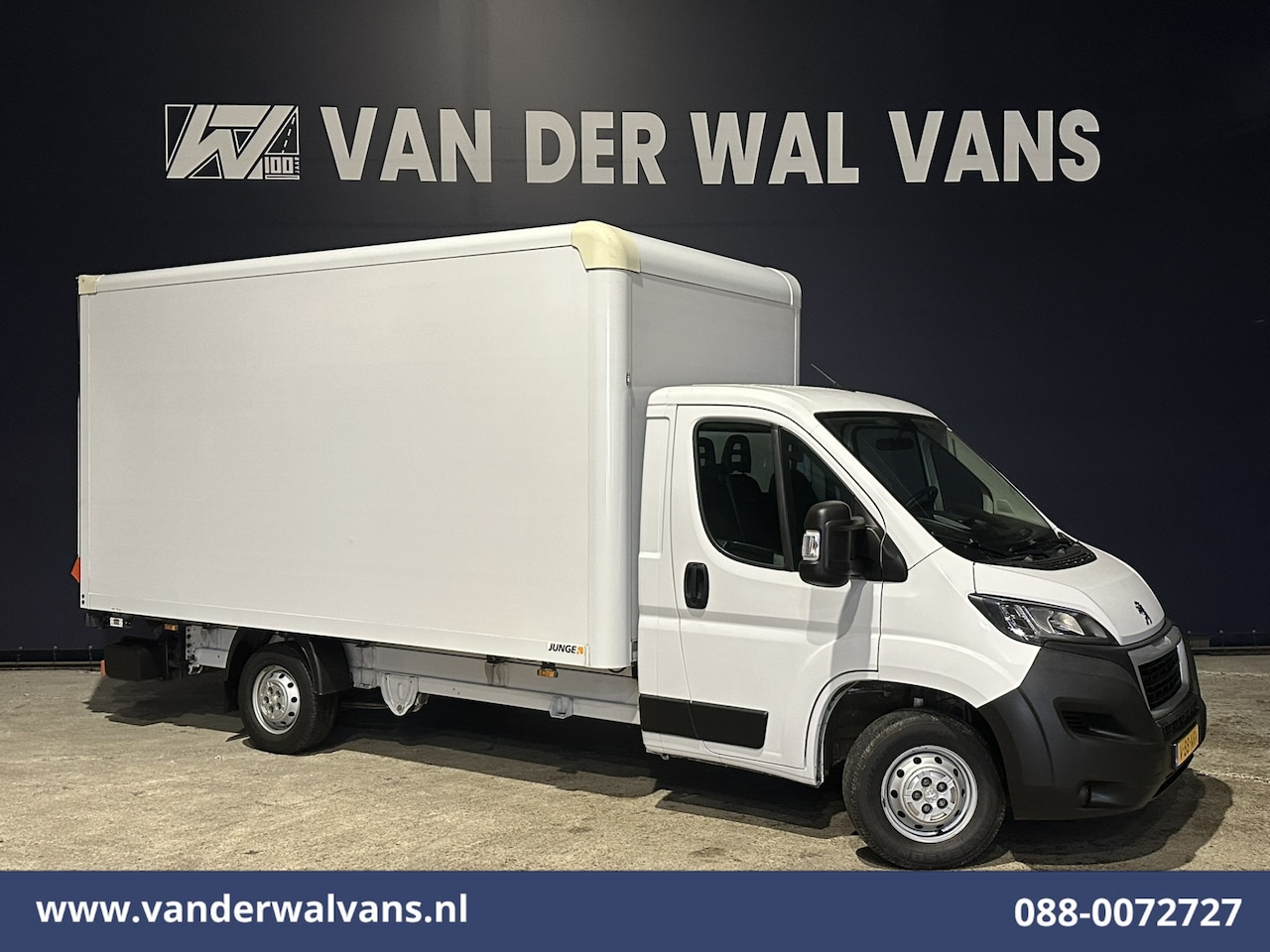 Peugeot Boxer - 2.2 BlueHDi 141pk Bakwagen 435cm Lang Laadklep Euro6 Airco | 1085kg laadvermogen | Cruisec - AutoWereld.nl