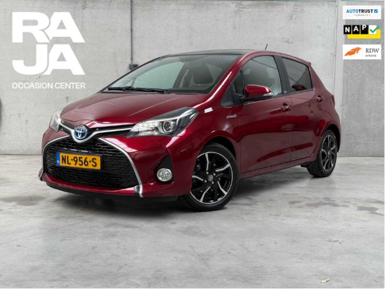 Toyota Yaris - 1.5 Hybrid Volcano Edition NAP Clima Cruise Pano Nieuwstaat - AutoWereld.nl