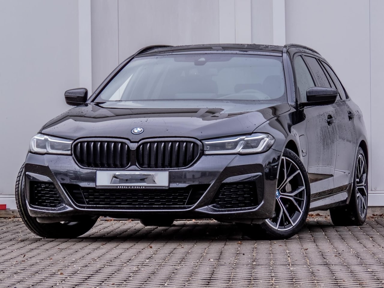 BMW 5-serie Touring - 530e xDrive M-SPORT ** LASER, LEDER, PANORAMA, TREKH, SOPHISTO GRAU ** € 35.000,= onder NP - AutoWereld.nl