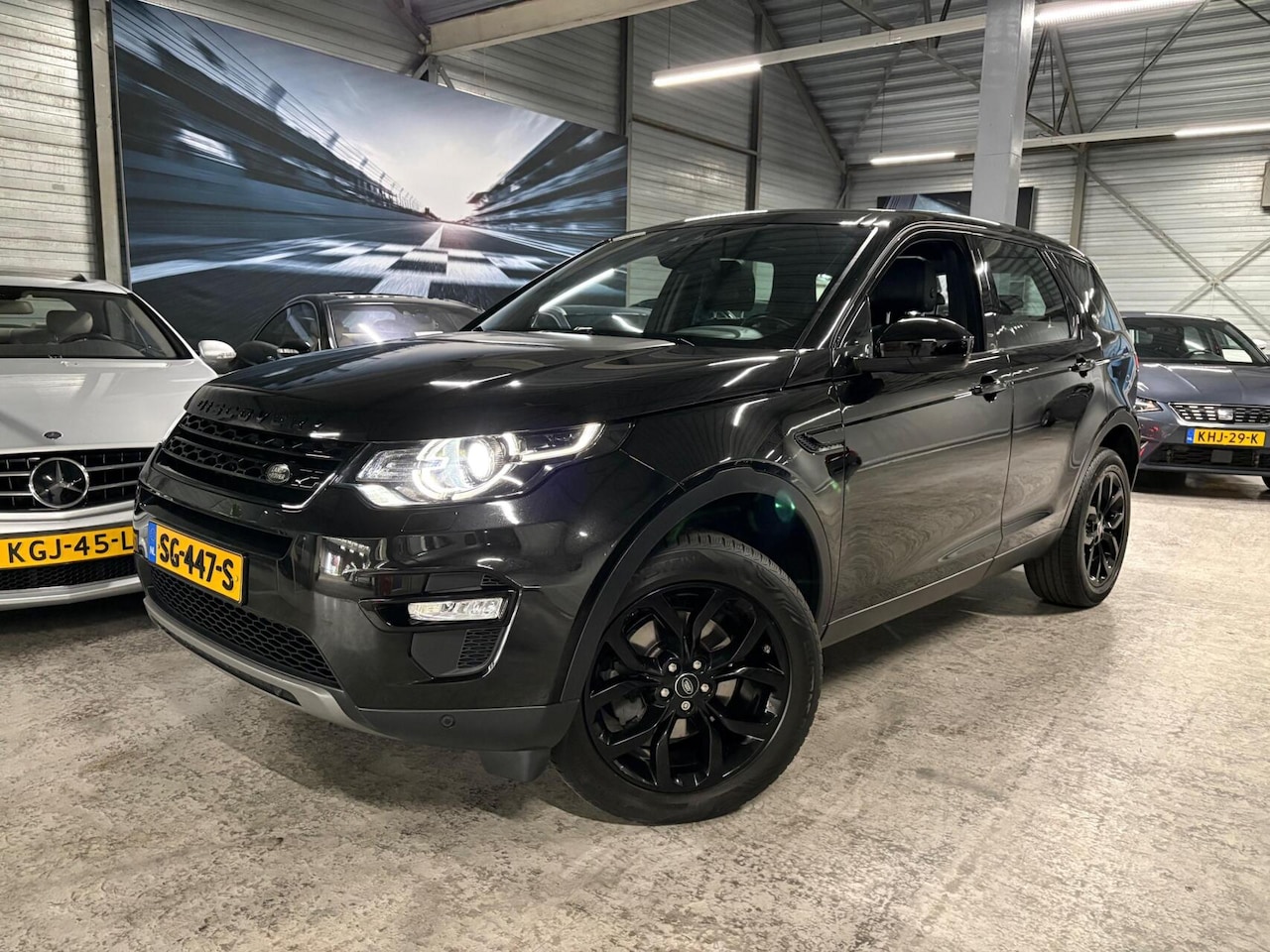 Land Rover Discovery Sport - 2.0 TD4 Urban Series SE Dynamic | Trekhaak | Leder | Pano - AutoWereld.nl