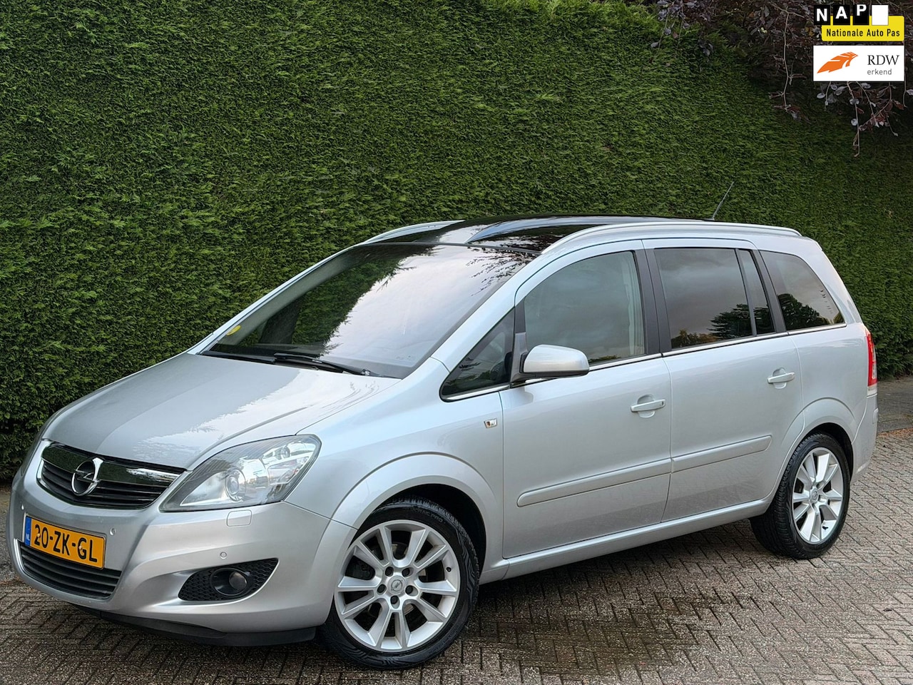 Opel Zafira - 1.8 Cosmo /AUTOMAAT/7PERS/XENON/GLAZENDAK/RIJDTNIEUW!/ - AutoWereld.nl