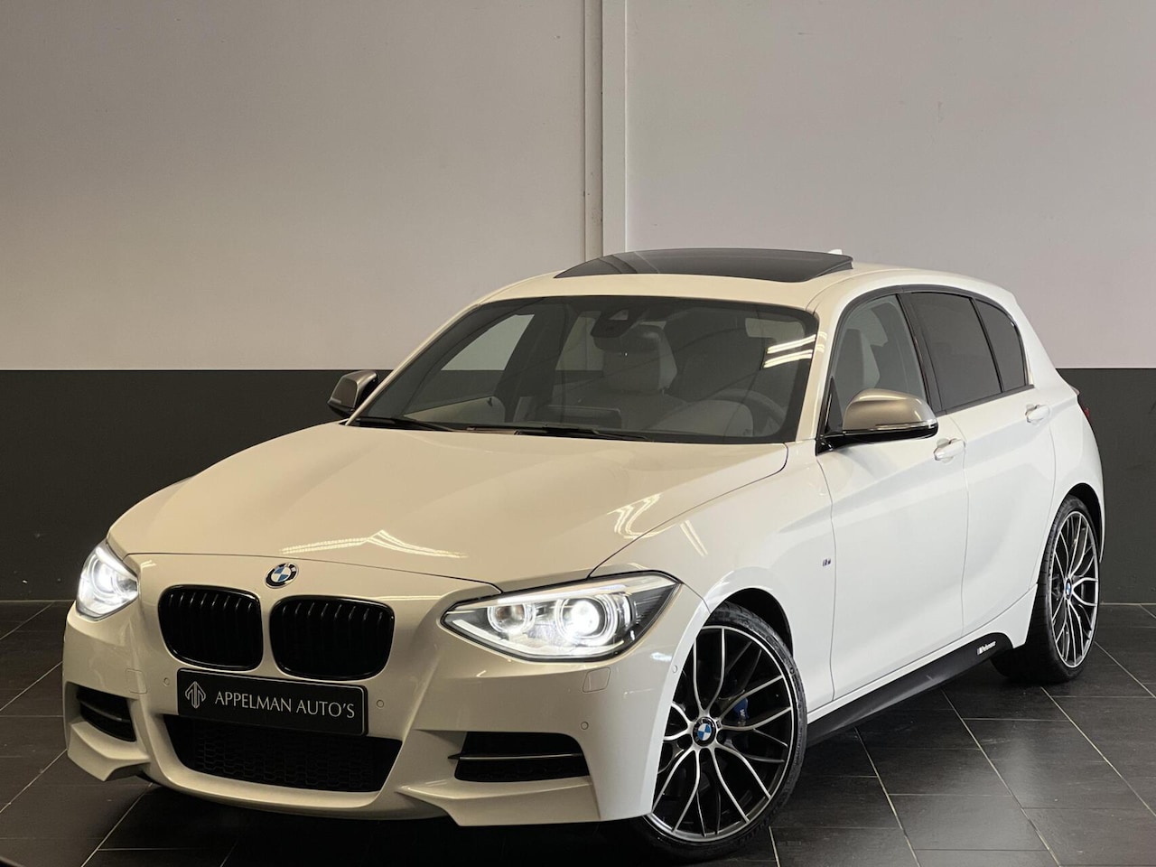 BMW 1-serie - M135i M-Performance FULL|H&K|Camera|Keyless|Schuifdak|Leder| - AutoWereld.nl