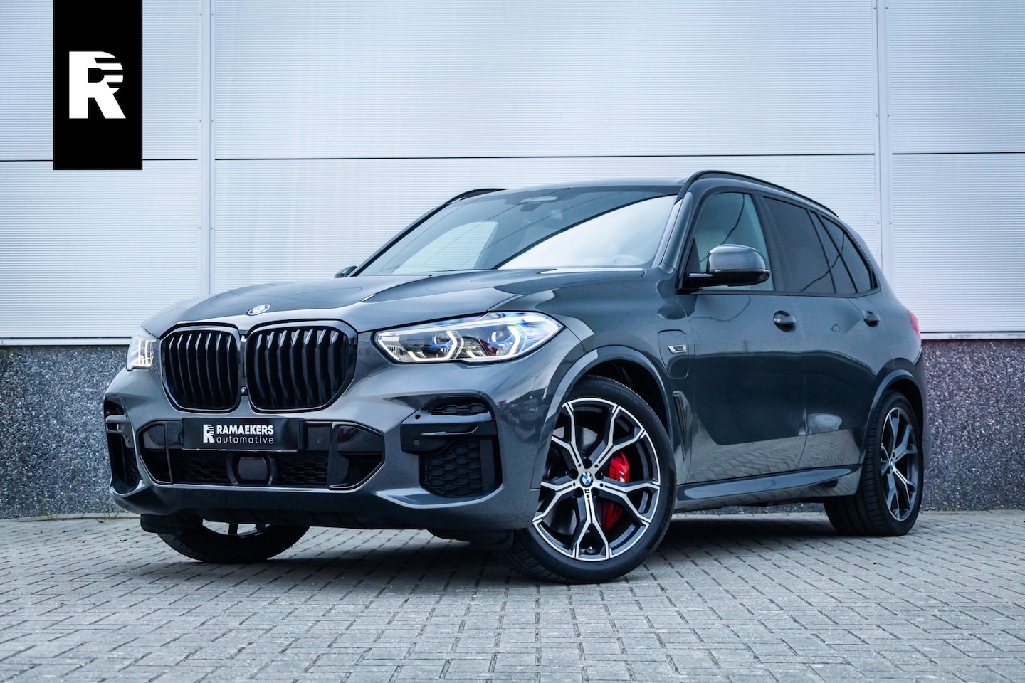BMW X5 - xDrive45e M-Sport Dravid Grau Skylounge / Bowers & Wilkins / Achteras sturing / Individual - AutoWereld.nl
