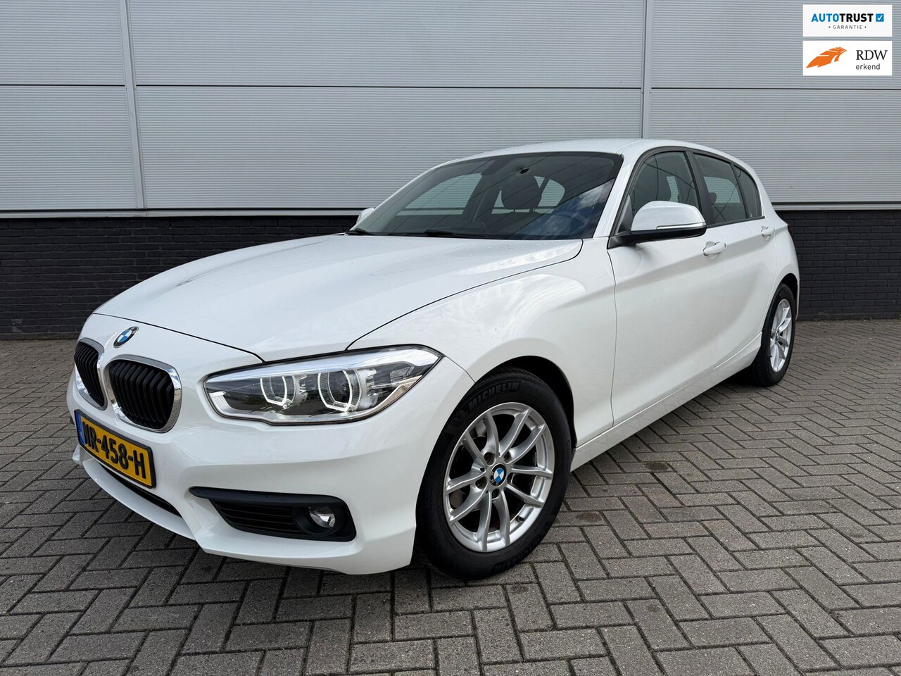BMW 1-serie - 118i Automaat - 5drs - clima - full map navi - cruise control - LED - M-stuur - NAP - 1e e - AutoWereld.nl