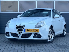 Alfa Romeo Giulietta - 1.4 T Distinctive | Nieuwe APK | Trekhaak | Navi | Cruise |