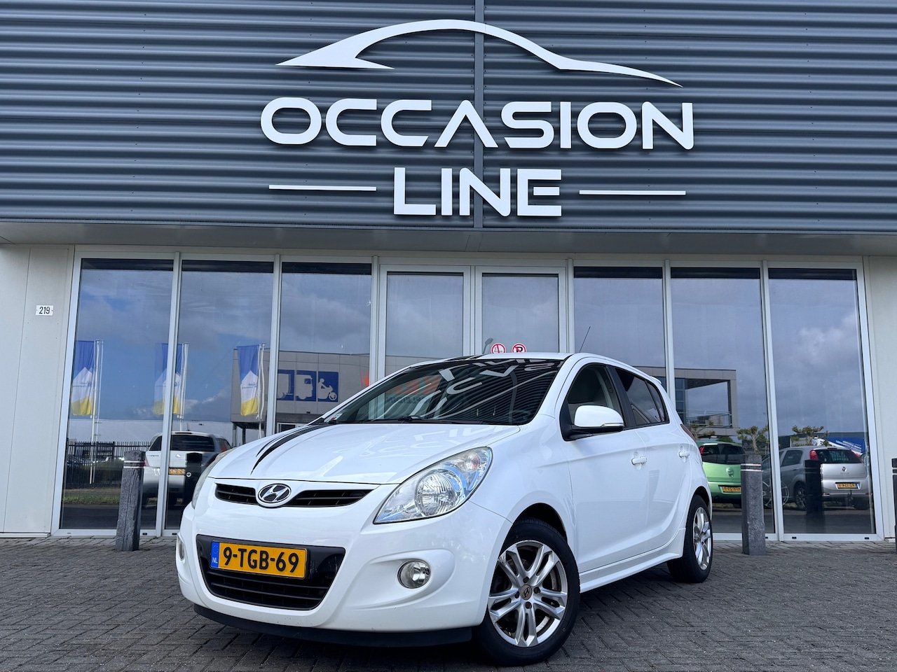 Hyundai i20 - 1.4 CRDi Business Edition | Navi | LM Velgen | 5-DRS - AutoWereld.nl