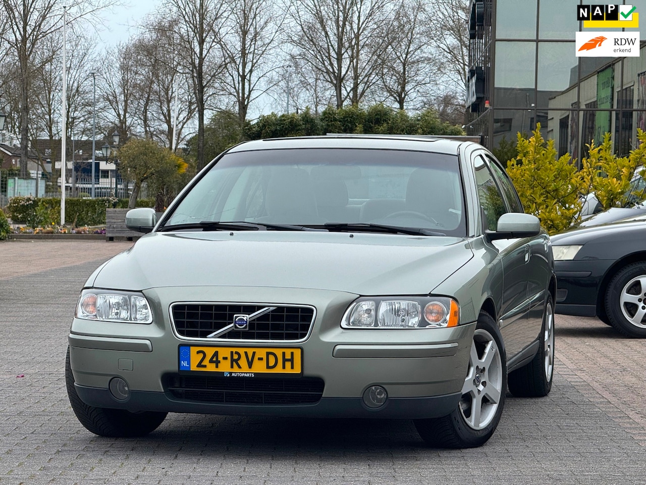 Volvo S60 - 2.4 Momentum | APK 09-04-2027 | Climate control | Schuifdak | Onderhoudhistorie | LM velge - AutoWereld.nl
