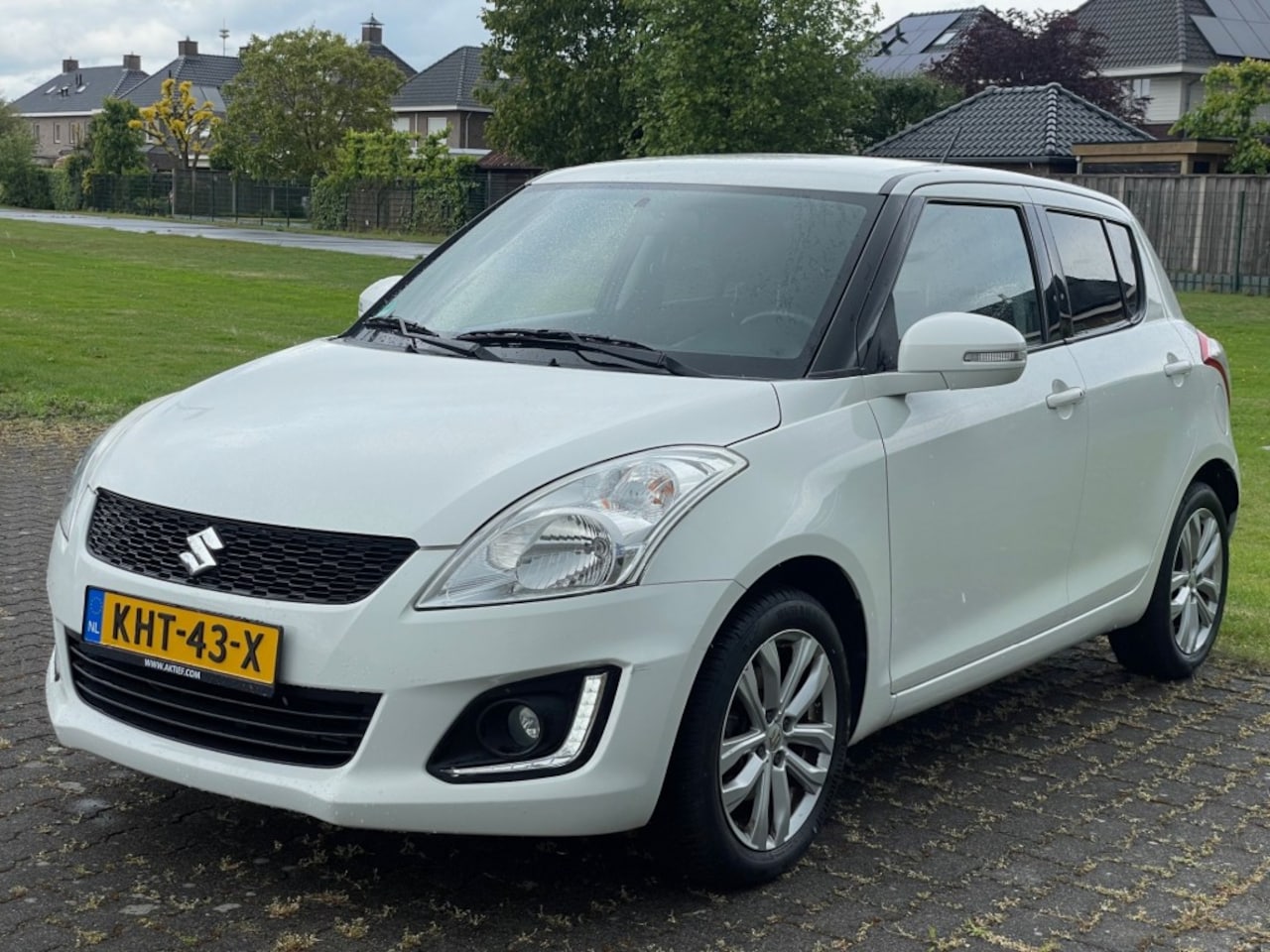 Suzuki Swift - 1.2 Exclusive EASSS/ ECC/ Cruise/ Keyless/ LM/ LED/ Stoelverwarming/ Privacy - AutoWereld.nl
