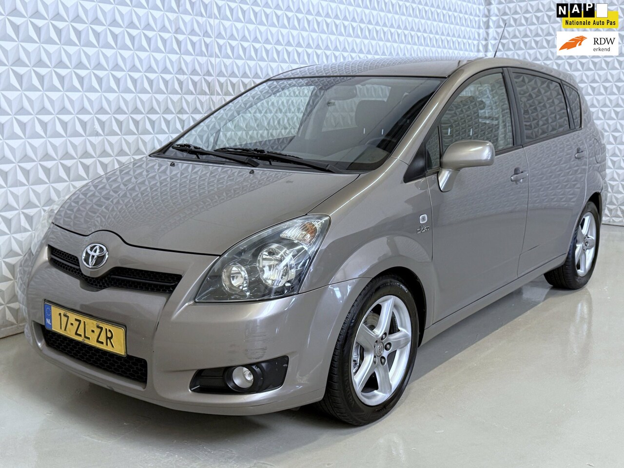 Toyota Verso - 2.2 D-4D Luna APK/AIRCO/CRUISE/NAVI/TREKHAAK (2008) - AutoWereld.nl