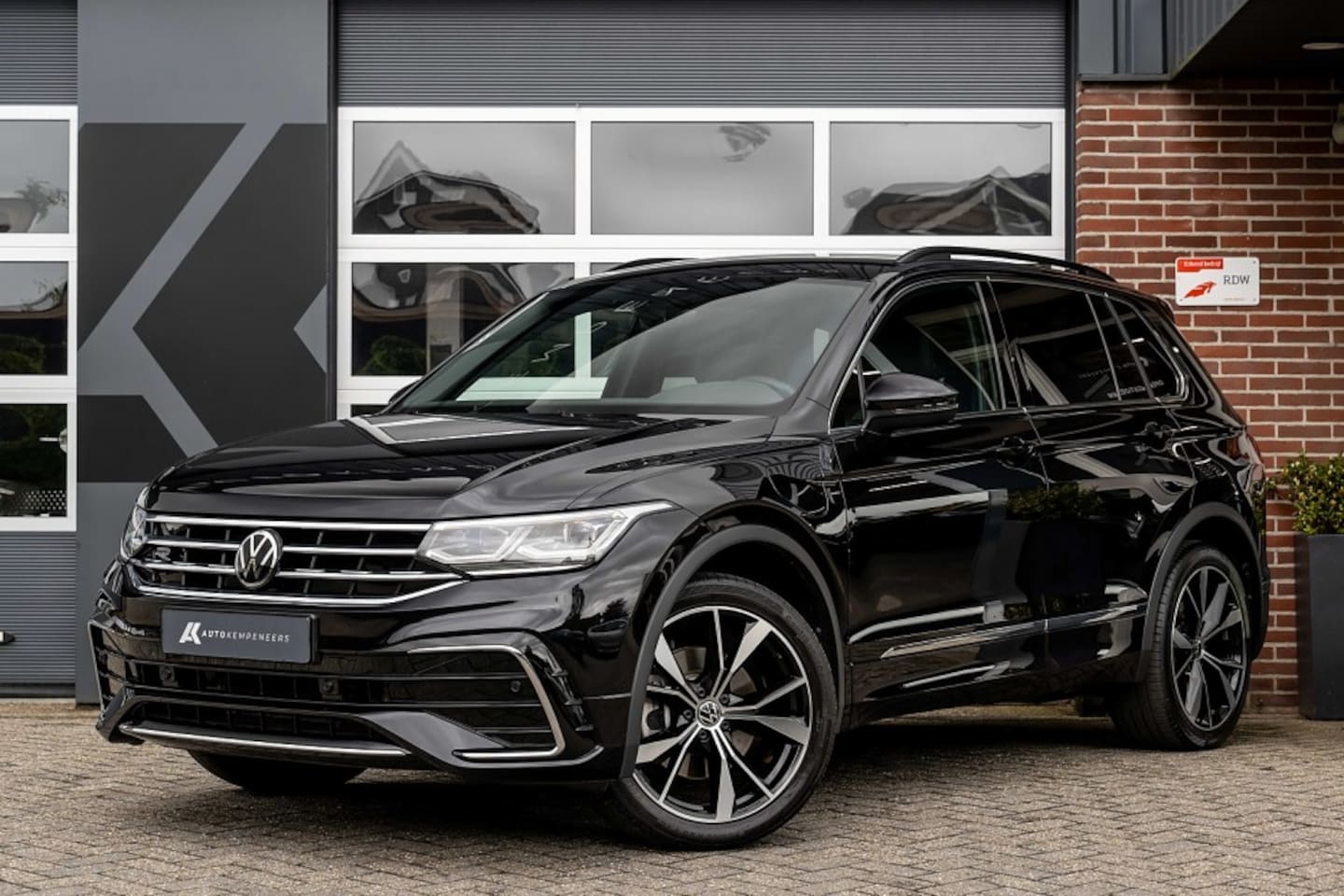 Volkswagen Tiguan - R-Line 1.4 eHybrid | IQ Light | ACC | Lane Assist | Stuurverwarming | 20 Inch | - AutoWereld.nl