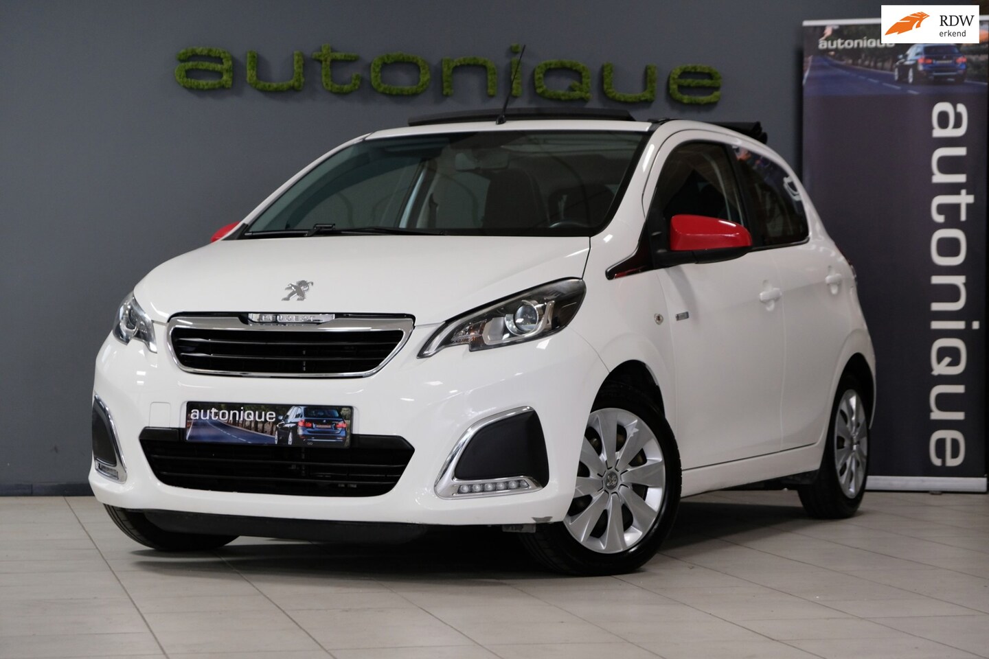 Peugeot 108 - 1.2 VTi Envy TOP! *CABRIOTOP* 82dkm |Airco+Cruise| 82pk! - AutoWereld.nl