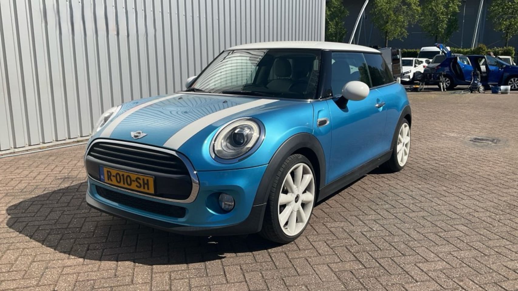 MINI Cooper - Mini 1.5 Chili Serious Business | Achteruitrijcamera | Afwijkende dakkleur | Bluetooth tel - AutoWereld.nl