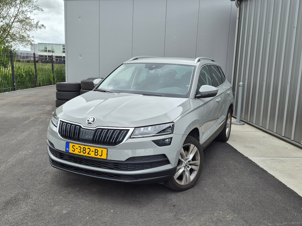 Skoda Karoq - 1.5 TSI ACT Style Business 150 PK DSG/AUTO | Trekhaak | Stoelverwarming | Keyless entry/st - AutoWereld.nl