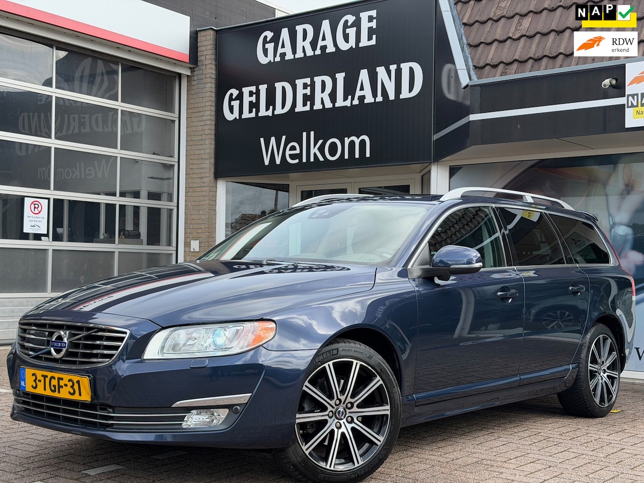 Volvo V70 - 2.0 D4 Nordic+ | Volleder | Pano | Elek.stoelen | Trekhaak | Navi | Cruise | Climate - AutoWereld.nl