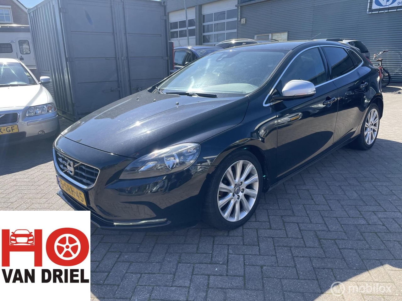 VOLVO V40