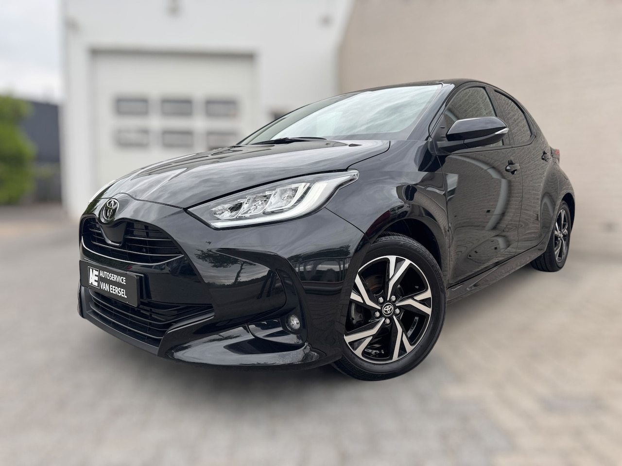 Toyota Yaris - 1.5 VVT-i First Edition LED / CARPLAY / STOELVERW. / CAMERA / LANE ASSIST / CRUISE CONTROL - AutoWereld.nl