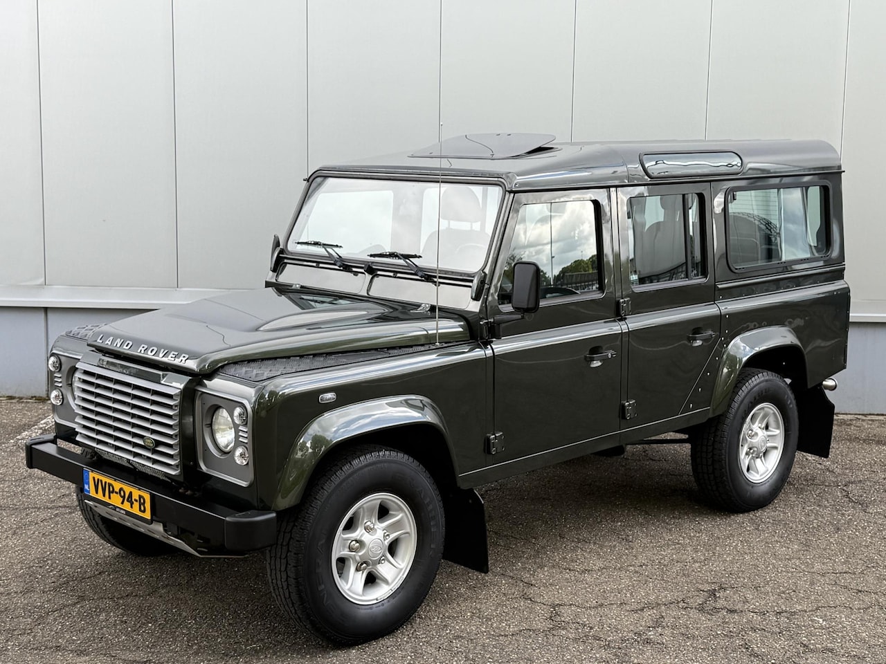 Land Rover Defender 110 - 2.4 TD SW SE Airco Stoelverwarming Kanteldak LM Velgen LED Stof 96.000 km Topstaat! - AutoWereld.nl