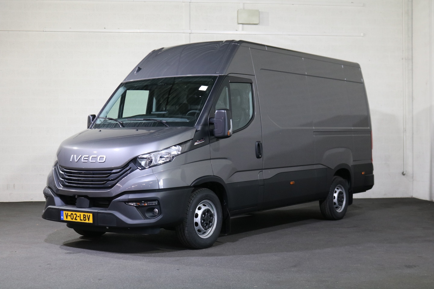 Iveco Daily - 35S18 Hi-Matic L2 H2 Airco Navigatie Trekhaak Digitaal Dashboard (Voorraad in de Wal) - AutoWereld.nl