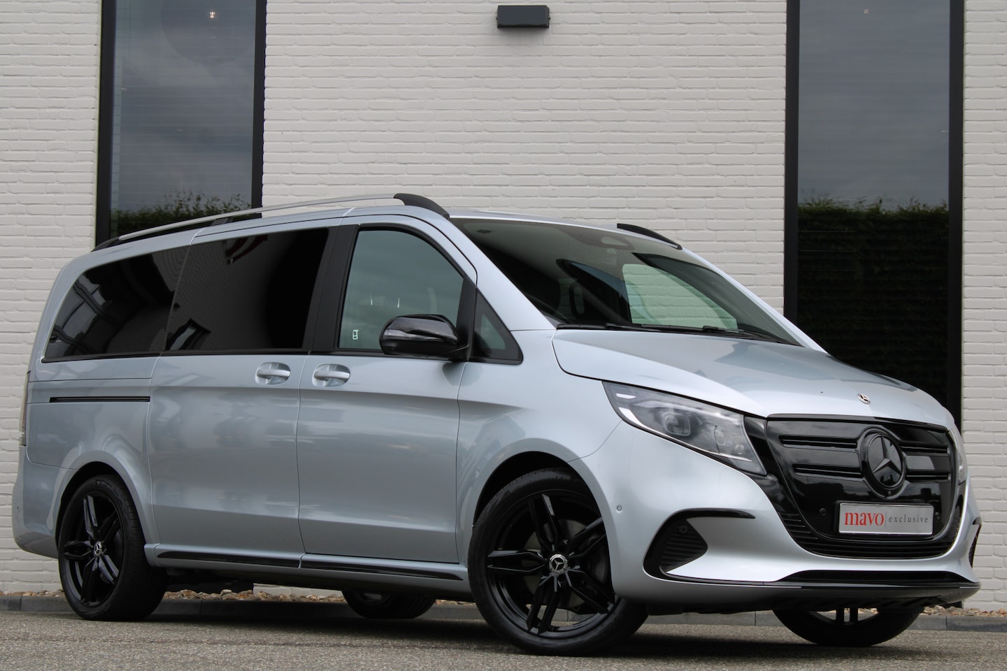 Mercedes-Benz EQV - 300 L2 / AMG / Luchtvering / 7-Persoons / Black Edition / Vol Opties / NIEUWSTAAT - AutoWereld.nl
