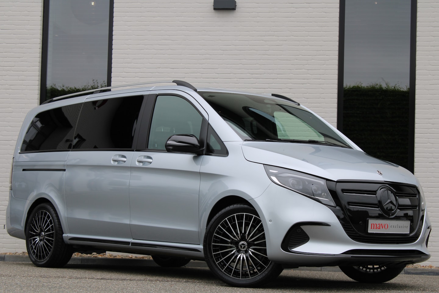 Mercedes-Benz EQV - 300 L2 / AMG / Luchtvering / 7-Persoons / Black Edition / 360 Camera / Vol Opties / NIEUWS - AutoWereld.nl