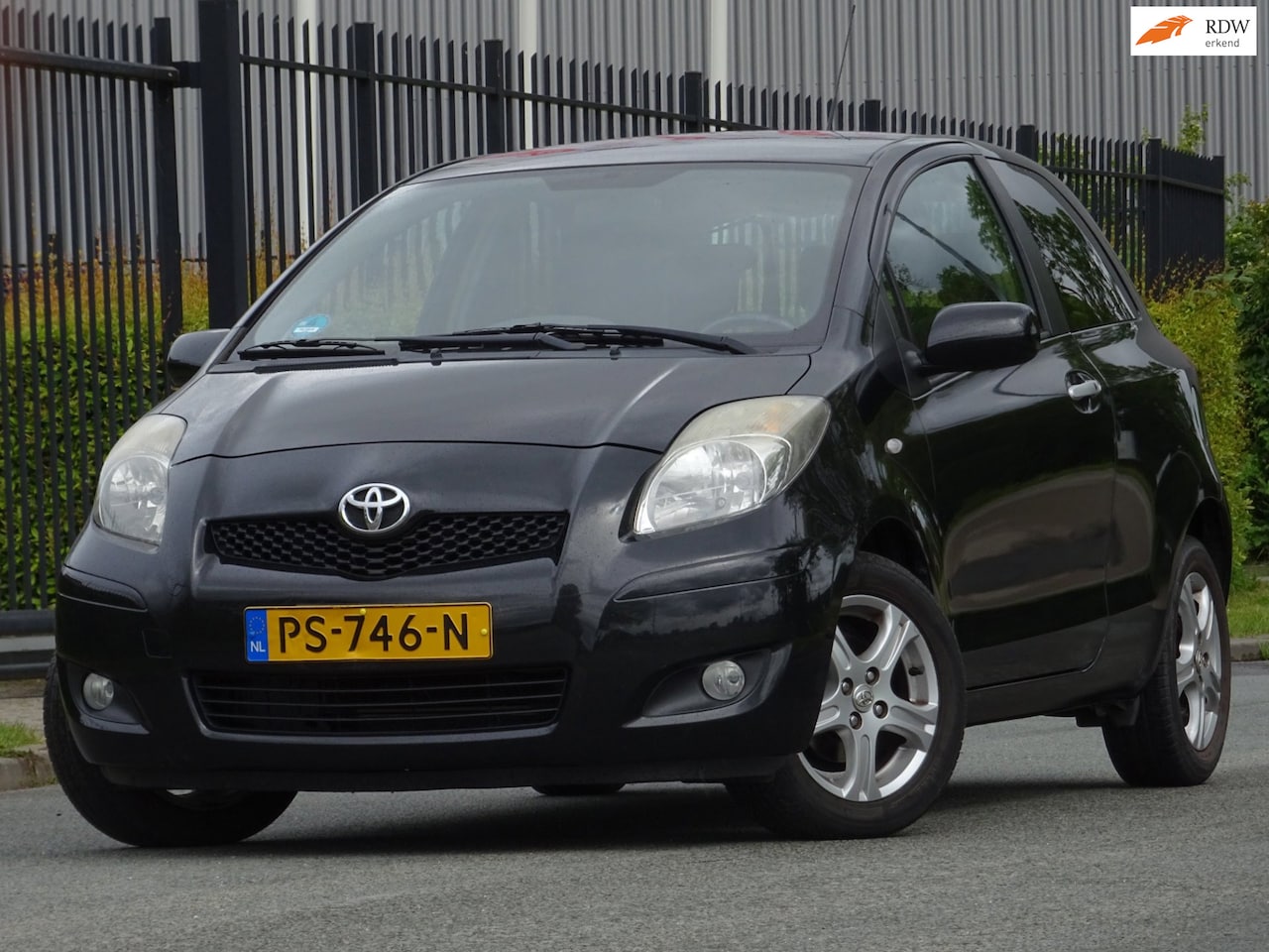 Toyota Yaris - 1.3 VVTi BJ2011 ZWART 136DKM/CLIMA/PDC/APK - AutoWereld.nl