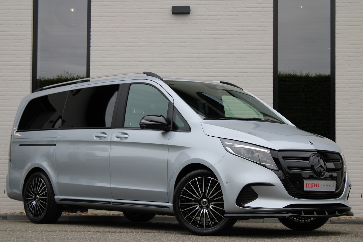 Mercedes-Benz EQV - 300 L2 / AMG / Luchtvering / Dubbele Cabine / Black Edition / 360 Camera / Vol Opties / NI - AutoWereld.nl