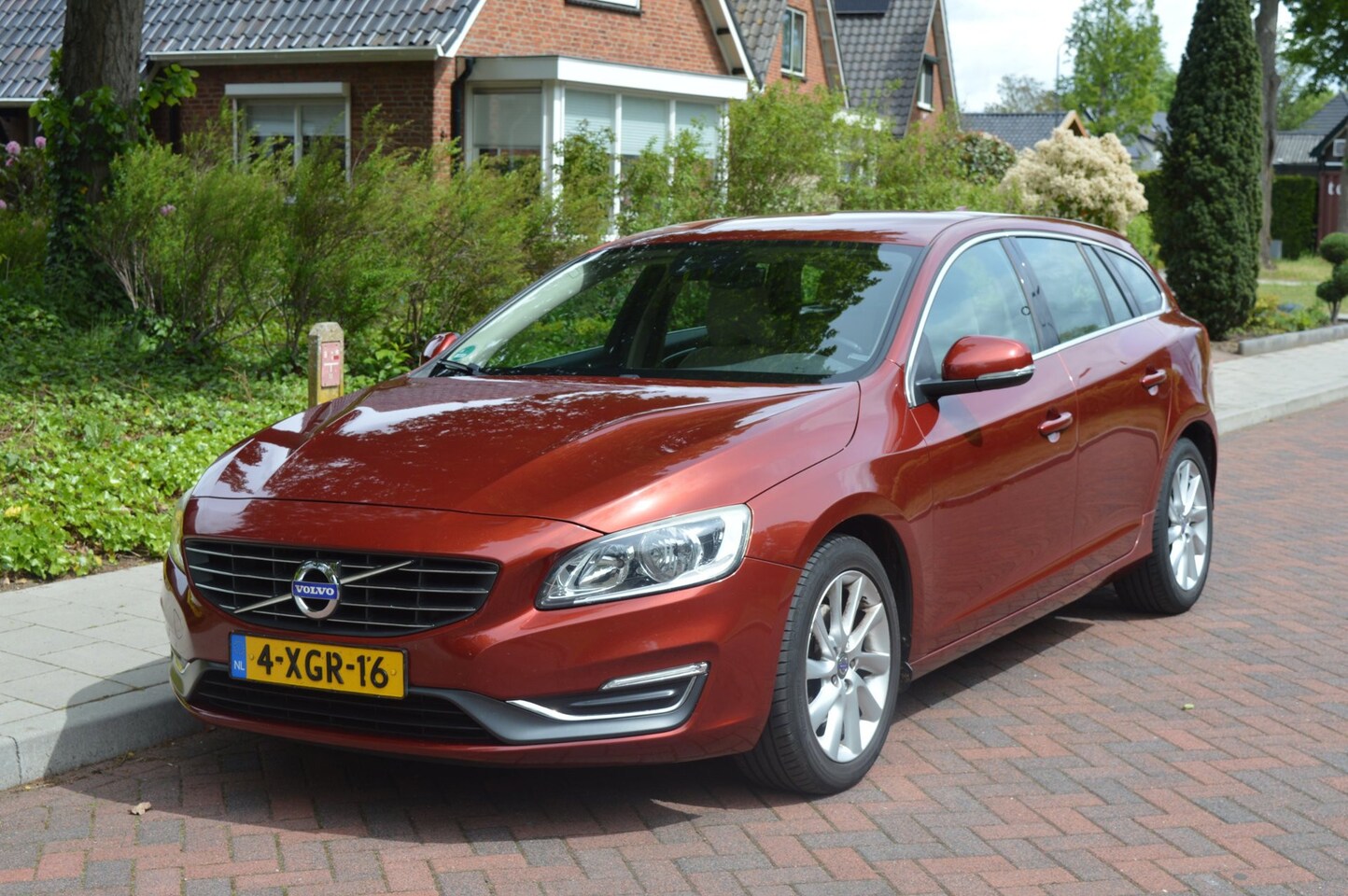 Volvo V60 - 2.0 D4 Summum ORG NL/NAP/trekhaak/leer - AutoWereld.nl