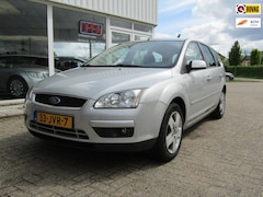Ford Focus Wagon - 1.6-16V Ambiente dit betreft een ruime, technisch goede en complete auto. Van binnen en bu