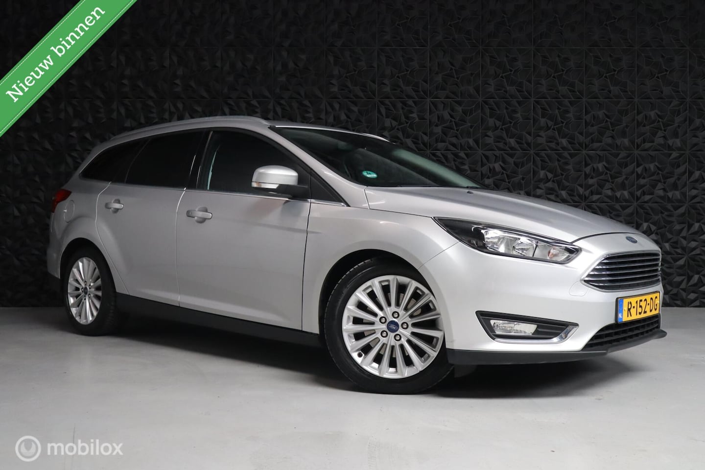Ford Focus Wagon - 1.5 Titanium | AC | PDC | ESP | Start&Stop - AutoWereld.nl