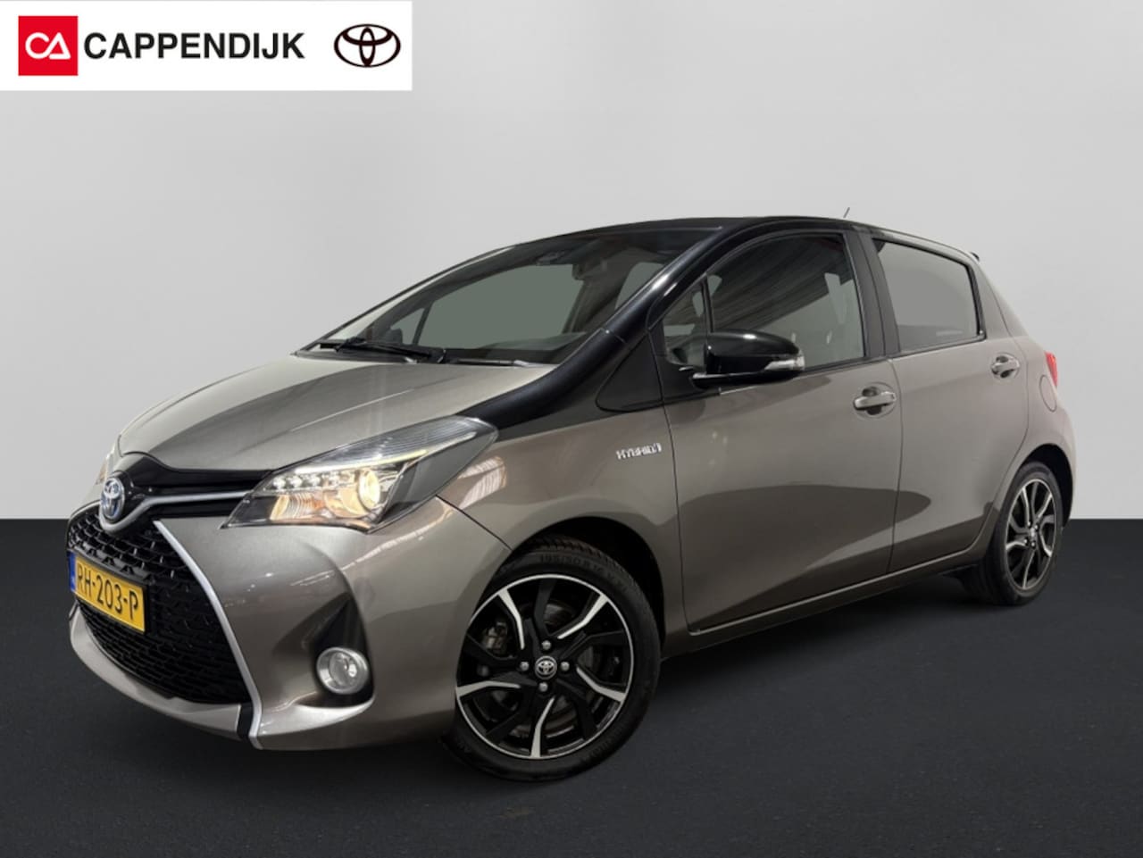 Toyota Yaris - 1.5 Hybrid Dynamic Bi-Tone | Camera | Navi | - AutoWereld.nl