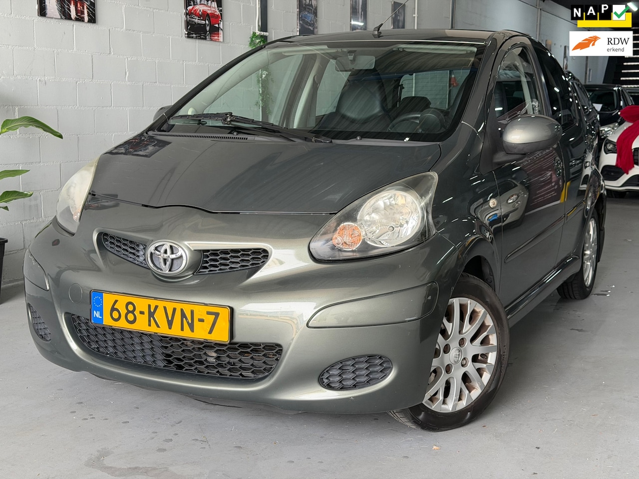 Toyota Aygo - 1.0-12V Aspiration Green/ AUTOMAAT/ nap/ dealeronderhouden/ 1jaar apk/ airco/ EL-ramen/spe - AutoWereld.nl