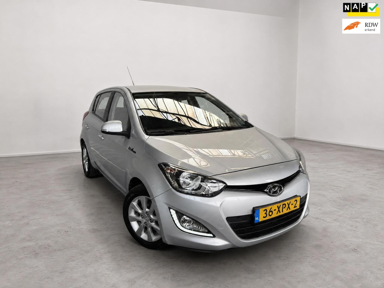 Hyundai i20 - 1.2i i-Vision|AIRCO|BLUETOOTH|LAGE KM|5DRS|ELEK RAMEN&SPIEG|START-STOP|INRUIL & LEASE MOGE - AutoWereld.nl