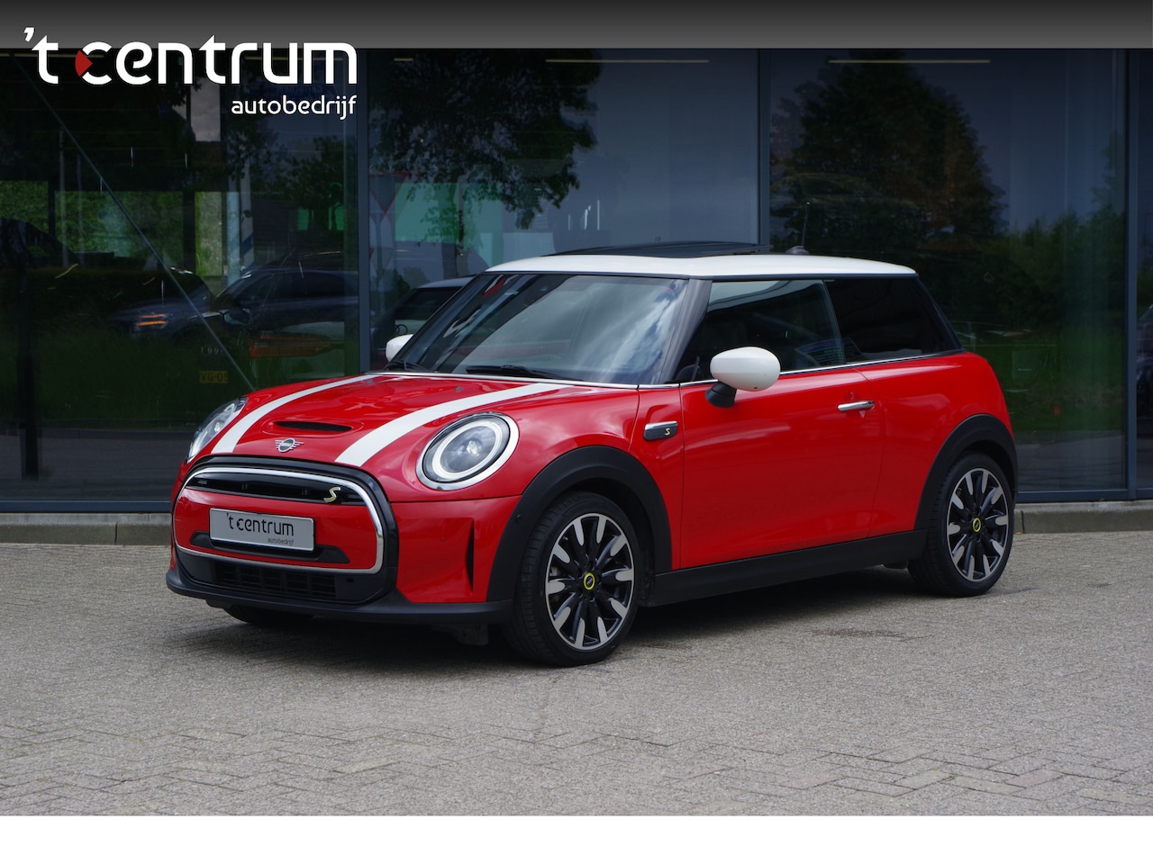 MINI Mini-Electric - MINI Yours 33 kWh 184 PK, Leder, Panoramadak, Navigatie, Stoelverwarming - AutoWereld.nl